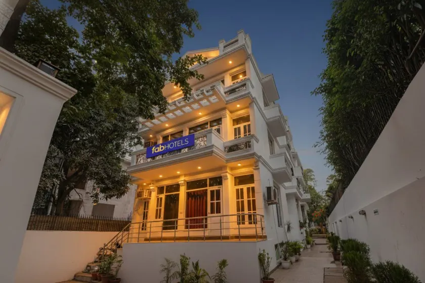 Fabhotel Royal Spark Inn - Image 1