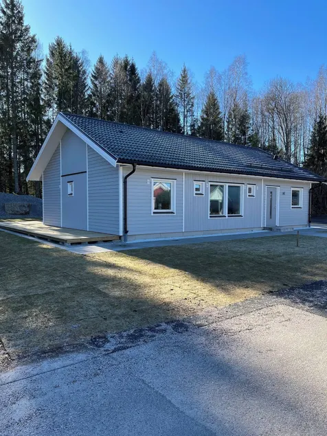Skeenhuset near the lake - Image 1