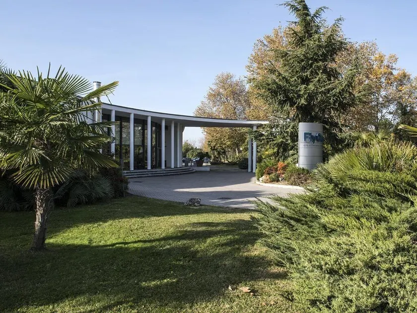 FlyOn Hotel & Conference Center - Image 1