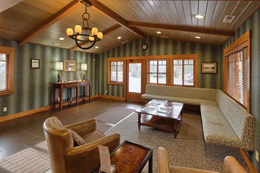Lakeside Lodge and Suites - Image 1
