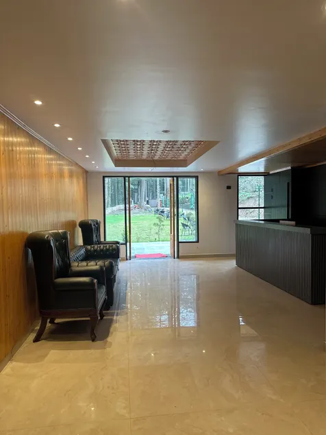 Hotel Pine Heritage - Lobby sitting area