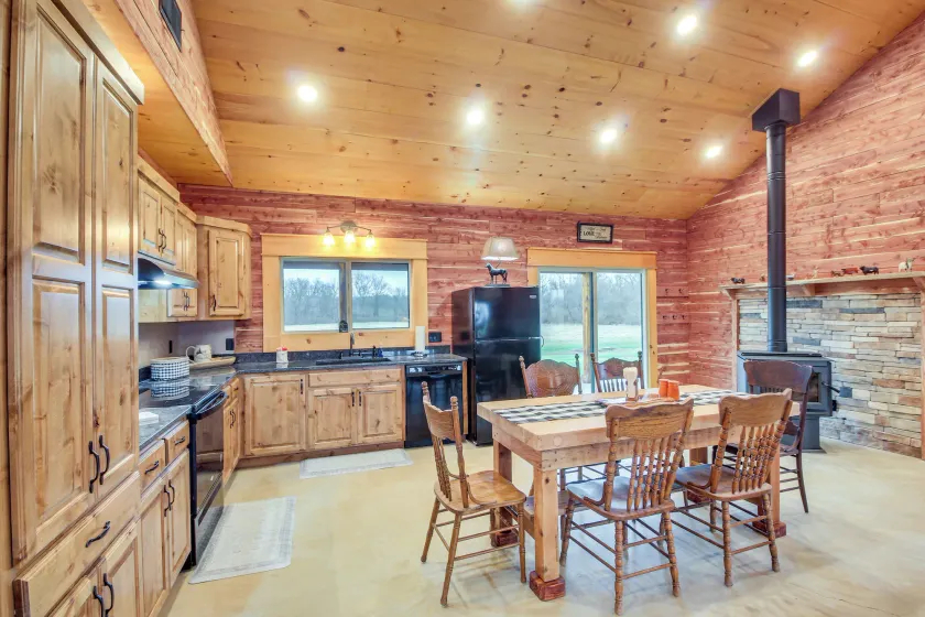 Rural Drexel Cabin on 30 Acres: Unplug + Unwind! - Interiør