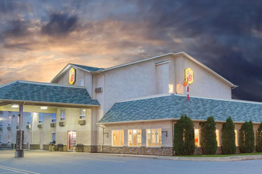 Super 8 by Wyndham Fort Frances - Image 1