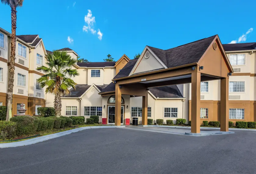 Red Roof Inn PLUS+ & Suites Savannah – I-95 - Image 1