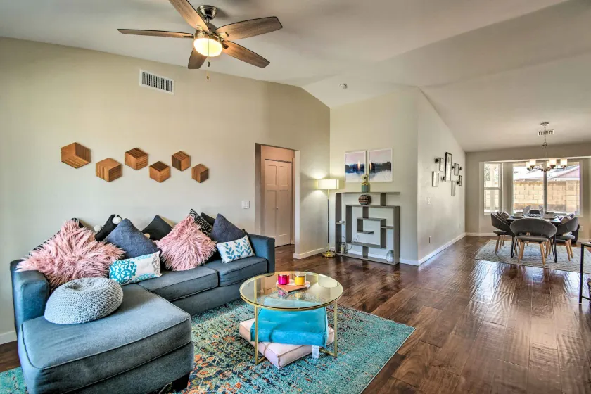 Stylish Glendale Home w/ Private Yard + Patio - Wohnbereich