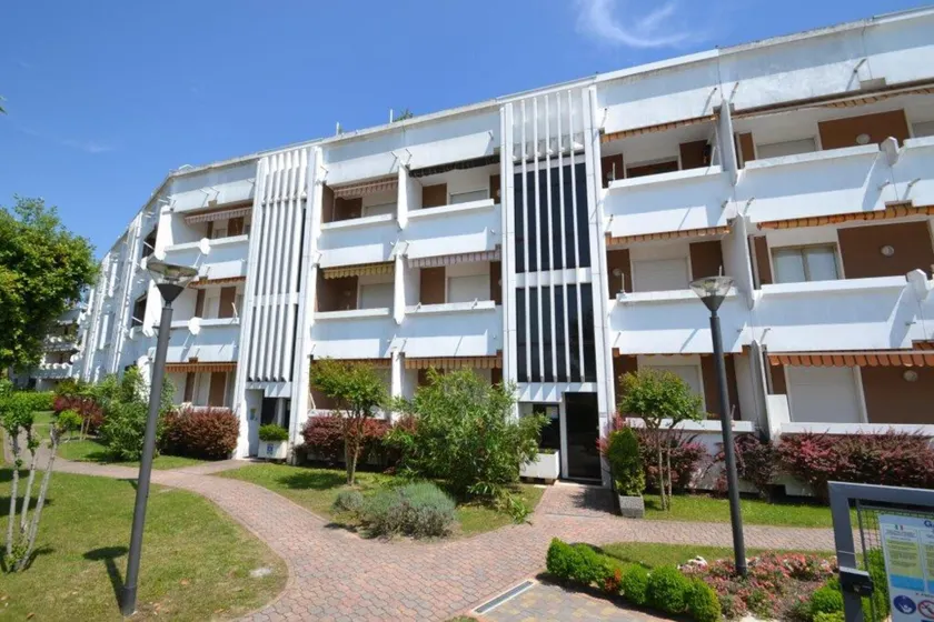 Cozy flat with shared swimming pool - Image 1