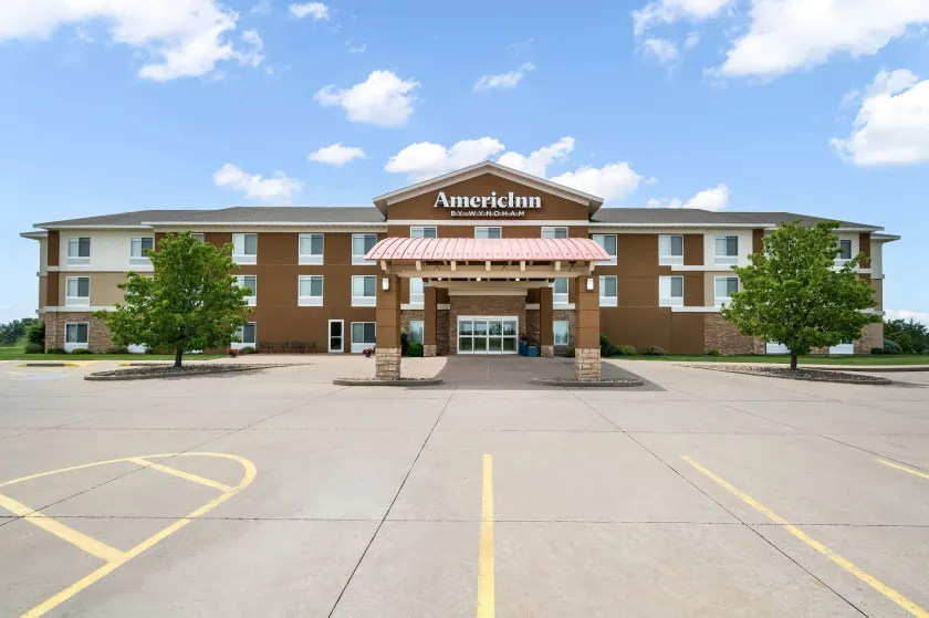 AmericInn by Wyndham Fairfield - Image 1