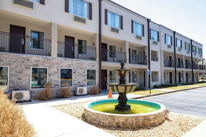 Days Inn by Wyndham College Park Atlanta Airport South - Image 1
