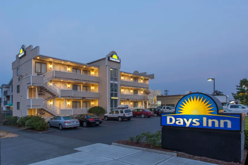 Days Inn by Wyndham Seattle North of Downtown - Image 1