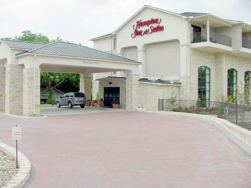 Hampton Inn & Suites Fredericksburg - Image 1