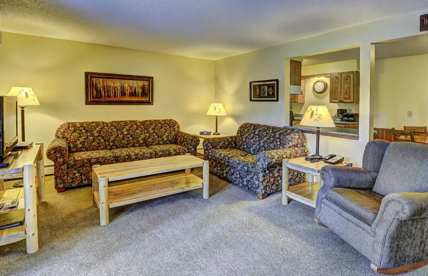 Lake Forest Resort & Club - Image 1