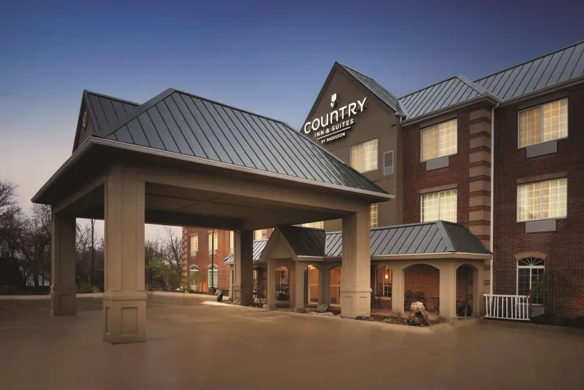 Country Inn & Suites by Radisson, Valparaiso, IN - Image 1