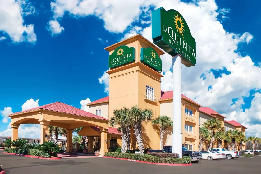 La Quinta Inn & Suites by Wyndham Beaumont West - Image 1
