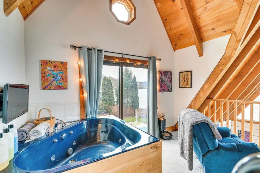 Riverfront A-frame Cabin in Troy w/ Pool & Dock! - Interiör