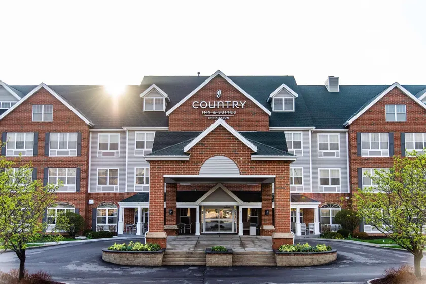 Country Inn & Suites by Radisson, Milwaukee West Brookfield , WI - Image 1