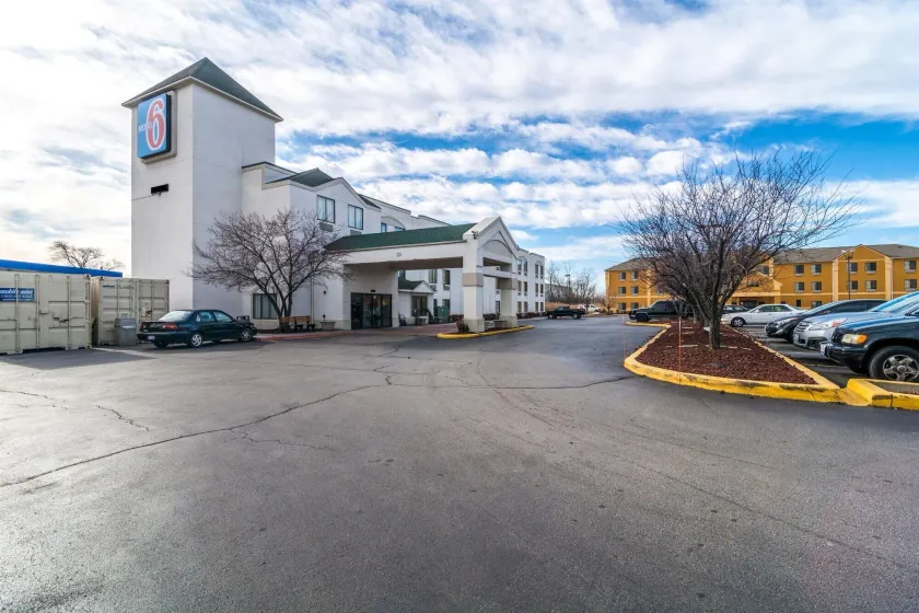 Motel 6-Harvey, IL - Image 1