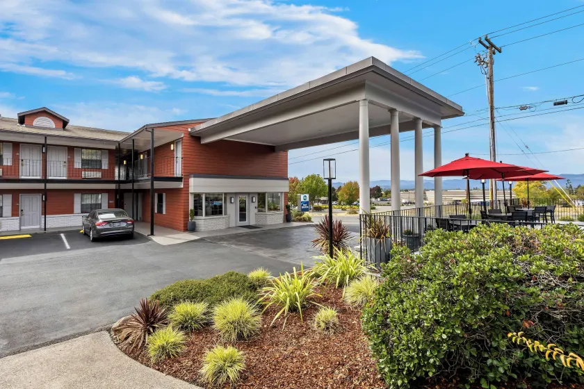 Best Western Grants Pass Inn - Image 1