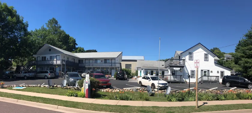 Harbor's Edge Motel - Image 1