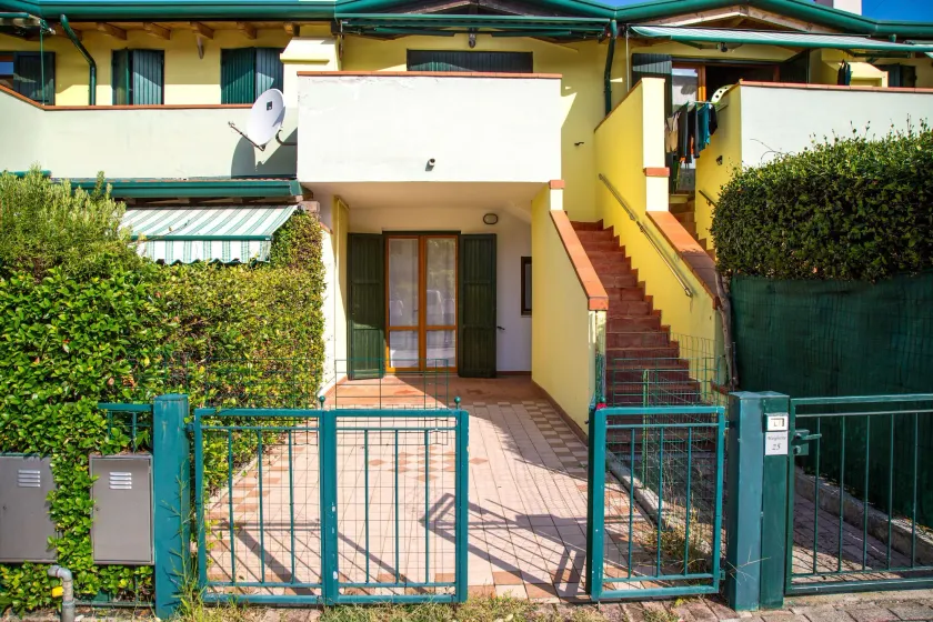 Family flat with two private courtyards - Image 1