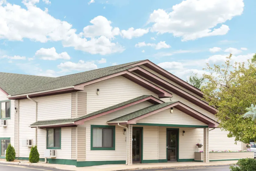 Super 8 by Wyndham Twinsburg/Cleveland Area - Image 1