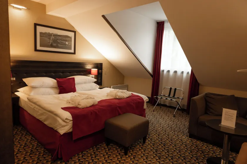 Red Baron Hotel & Restaurant - Image 1