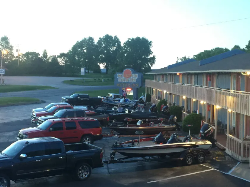 Mountain Country Motor Inn - Image 1