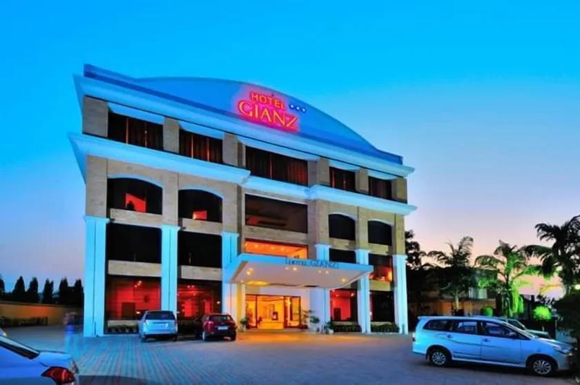 GIANZ HOTEL - Image 1