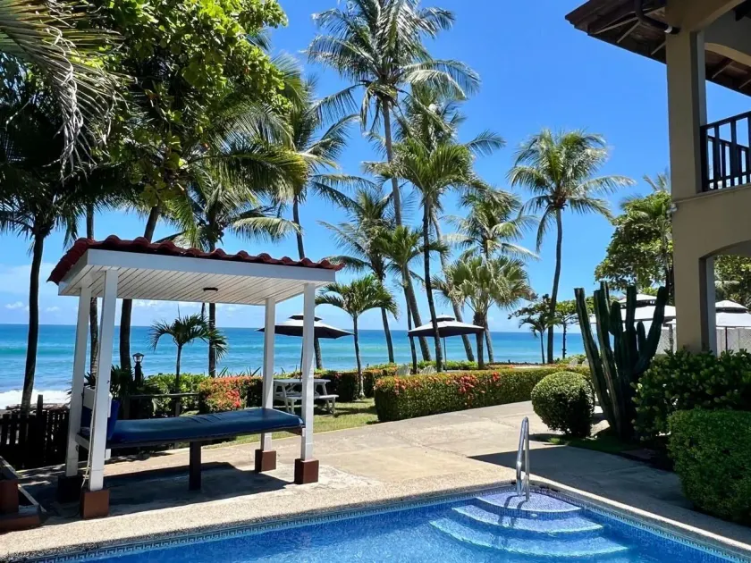The Backyard Beachfront Hotel - Image 1
