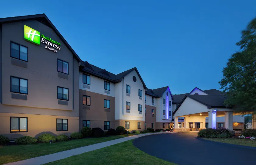 Holiday Inn Express & Suites Bradley Airport by IHG - Image 1