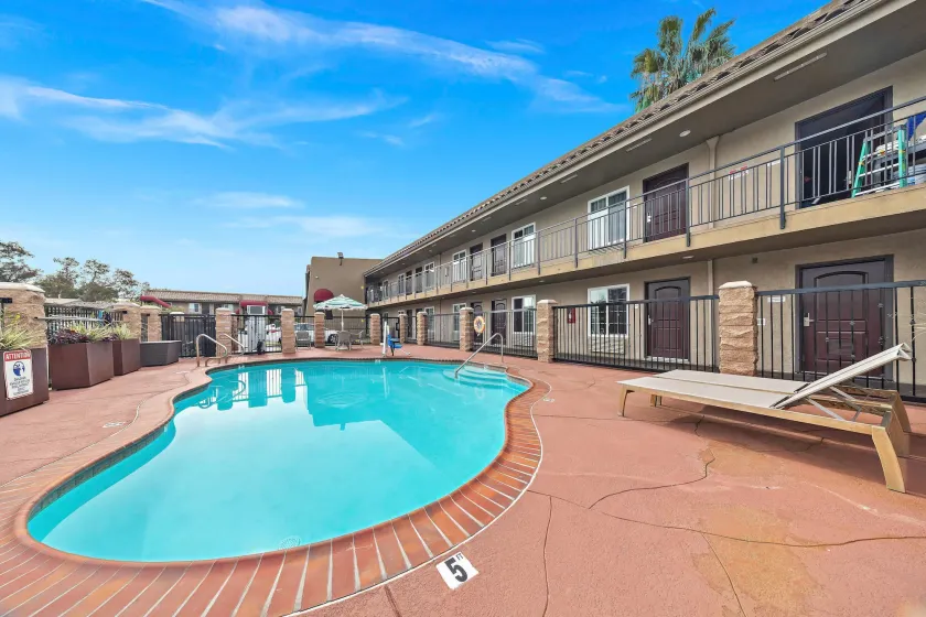 Econo Lodge Inn & Suites Escondido Downtown - Image 1