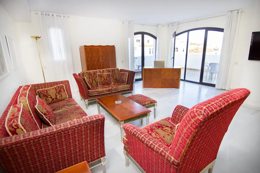 Park Plaza Suites Apartamentos - Image 1