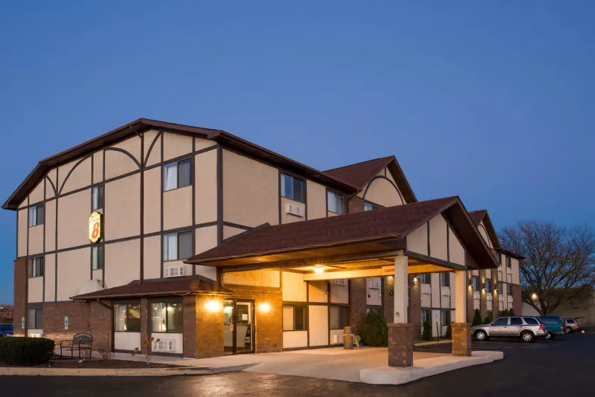 Super 8 by Wyndham Woodstock - Image 1