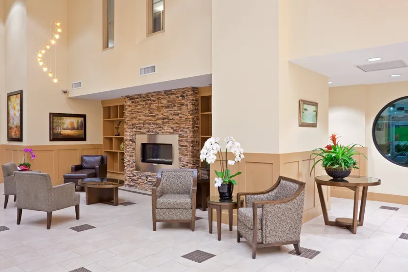 Holiday Inn Hotel & Suites Surrey East - Cloverdale by IHG - Lobby