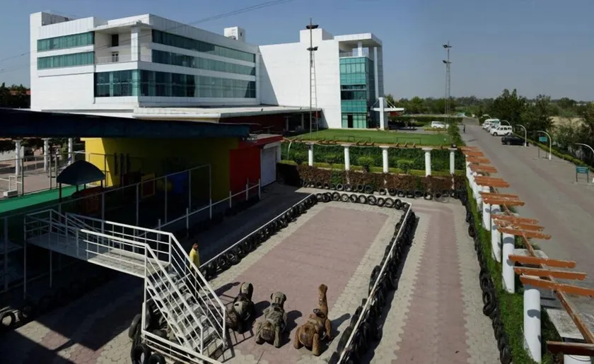 Hotel Amer Greens - Image 1