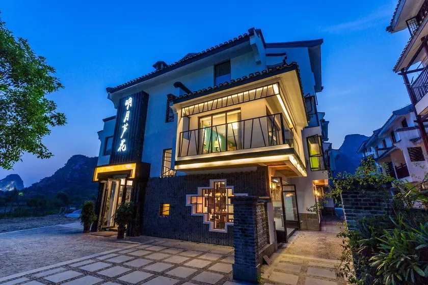 Moon Flower Hotel - Image 1