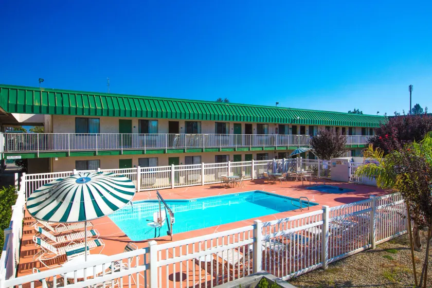 University Inn Fresno - Image 1
