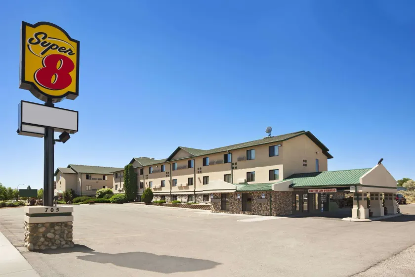 Super 8 by Wyndham Idaho Falls - Image 1