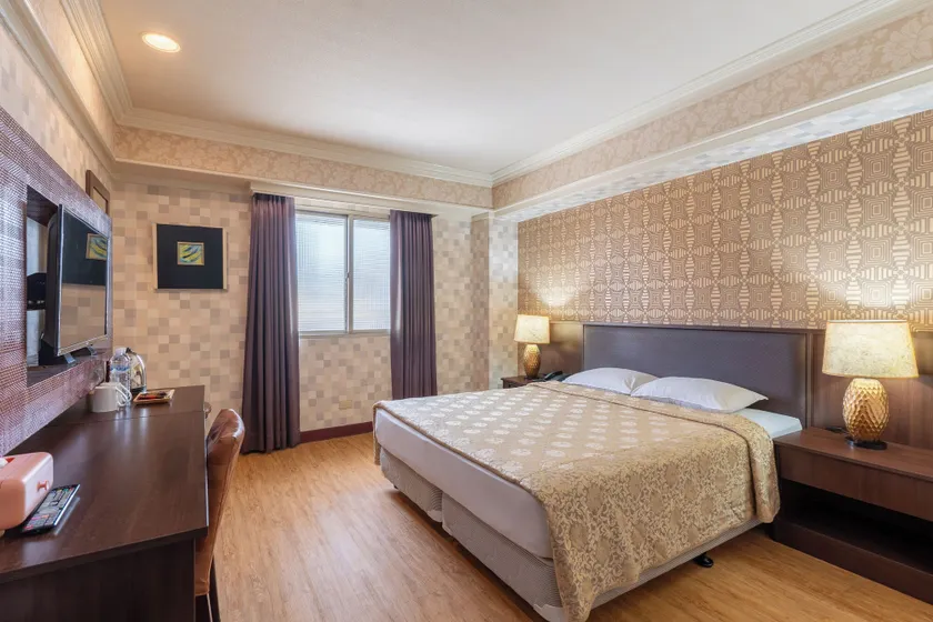 Hamilton Hotel - Image 1