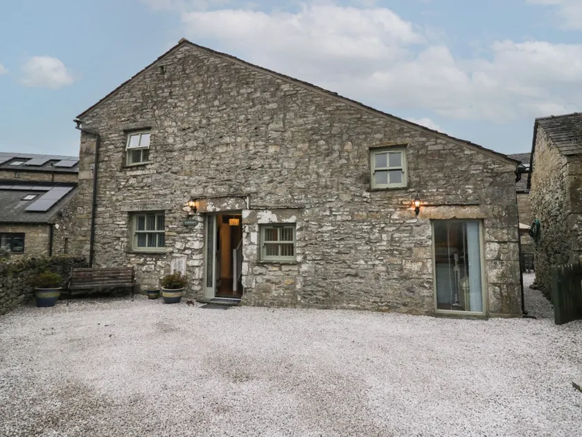 Lady Barn - Image 1