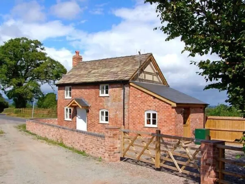 Point Cottage - Image 1