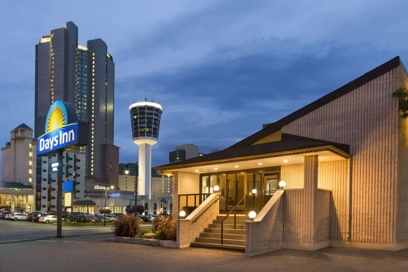 Days Inn by Wyndham Fallsview - Image 1