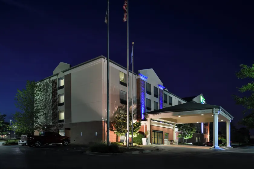 Holiday Inn Express Hotel & Suites Milwaukee-New Berlin by IHG - Image 1