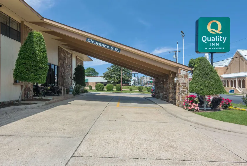 Quality Inn Magnolia - Image 1