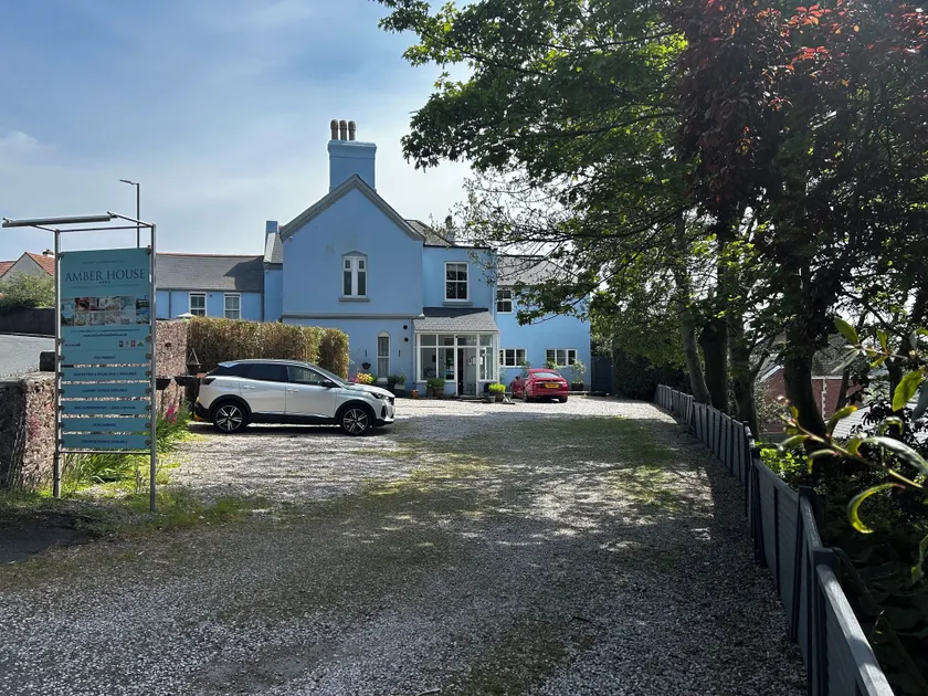 amber house hotel - Image 1