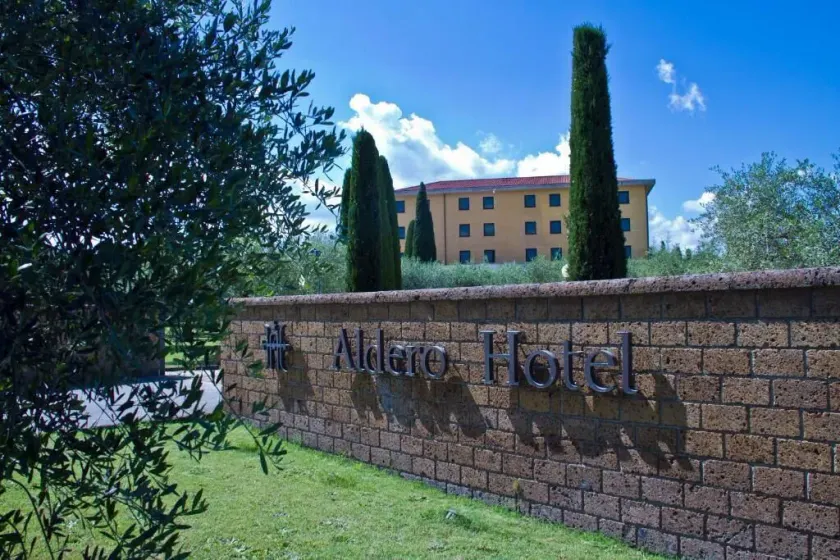 Aldero Hotel - Image 1