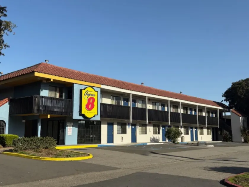 Super 8 by Wyndham Petaluma - Image 1