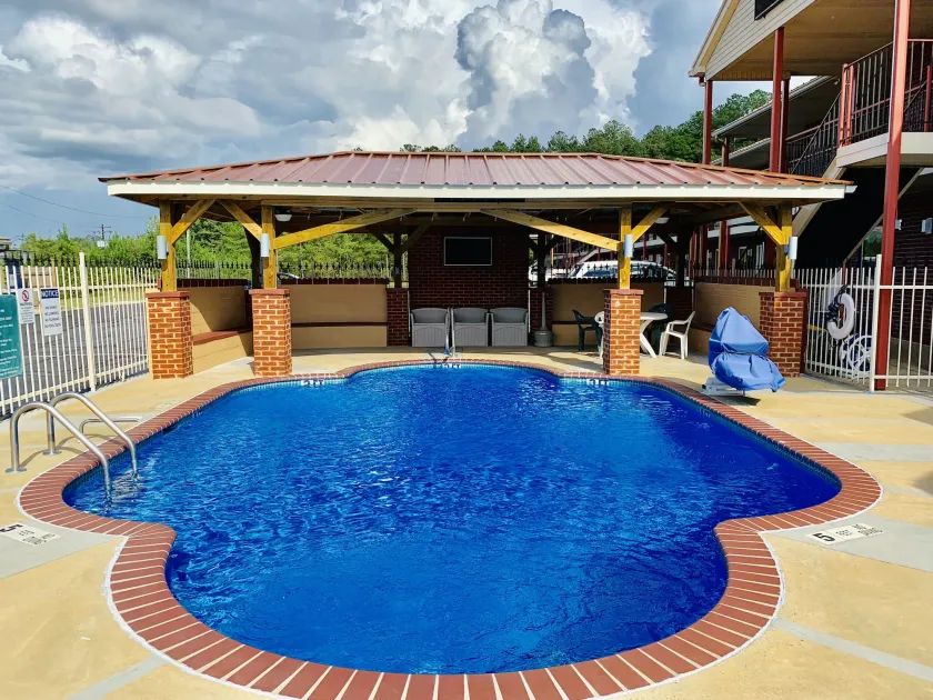 Econo Lodge Selmer - Image 1