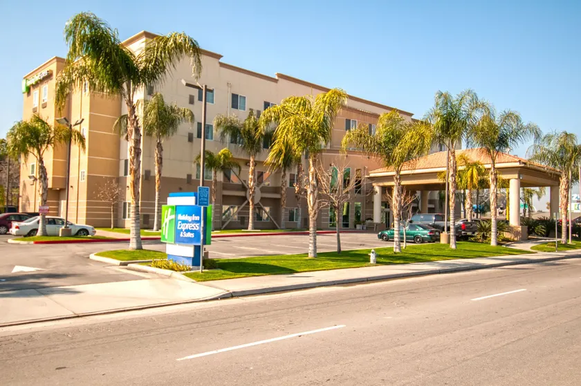 Holiday Inn Express and Suites Bakersfield Central by IHG - Image 1