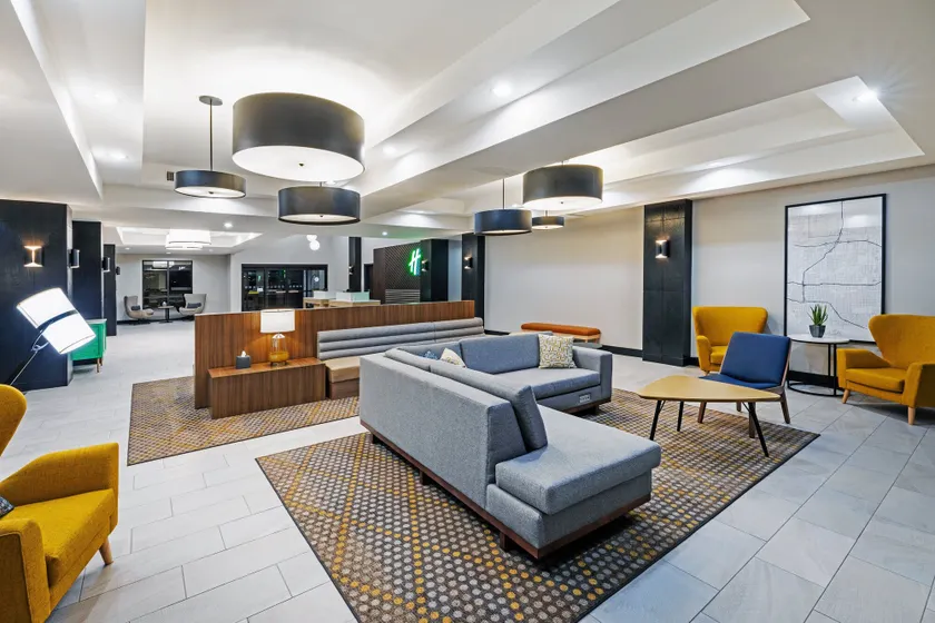 Holiday Inn Hotel & Suites Tulsa South by IHG - Salottino della hall