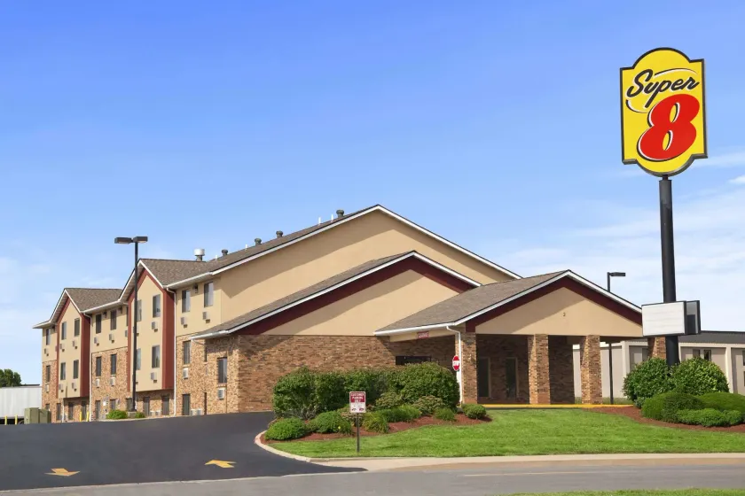 Super 8 by Wyndham Collinsville St. Louis - Image 1
